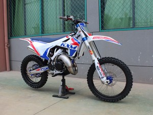 KOSHINE XN150CC <span class=keywords><strong>Moto</strong></span> <span class=keywords><strong>da</strong></span> <span class=keywords><strong>Cross</strong></span> Fuoristrada a 2 Tempi Raffreddata ad Acqua con Motore Monocilindrico <span class=keywords><strong>da</strong></span> 150cc Senza Spazzole e Trasmissione a 6 Velocità, Forcella Anteriore Fastace - Product Image 2