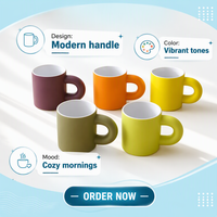 Ensemble de tasses en céramique cylindriques lisses et mates, cinq couleurs : mauve, orange, jaune, vert sauge, blanc brillant, avec intérieur blanc brillant et poignée épaisse en forme de donut, pour la maison