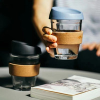 Tasse à eau en verre minimaliste 8oz avec couvercle incliné en silicone, manchon en liège anti-brûlure, cadeau d'affaires, tasse à café en verre, logo personnalisé imprimé