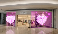 Film LED transparent découpable VORTEX pour présentation murale en verre lors d'événements temporaires