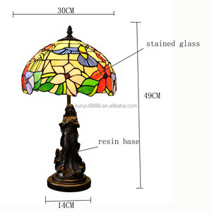Lampe de table en verre teinté de style Tiffany faite à la main, abat-jour en forme de fleur, base en bronze avec statue de femme - Product Image 6