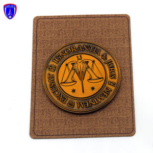 Bilancia per Monete Antica di Alta Qualità in Oro, con Spada e Scettro, Maxim in Latino: 'Excusat Ignorantia Non Iuris' (Estate per l'ignoranza non è scusa per il diritto) - Product Image 3