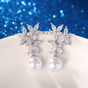 Orecchini pendenti floreali con perle finte da donna, gioielli alla moda per feste - Product Image 4