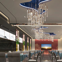 Lustre en verre ondulé ANNO, luminaire suspendu linéaire en cascade personnalisé pour hôtel de luxe, restaurant, salle à manger