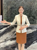 Setelan Gaun Kantor Wanita Jaket Putih Gaun Pensil Warna Camel Berikat Pinggang Dua Potong Layanan Pelanggan Resepsionis Hotel Kustom