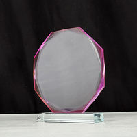 Trophée en cristal de verre poli de forme octogonale avec bord rose, logo personnalisé par le fabricant, avec base noire transparente