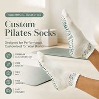 Chaussettes de yoga sportives mi-mollet personnalisées pour femmes, en coton, antidérapantes, avec grip en silicone pour fitness et pilates, avec logo sur le bord.
