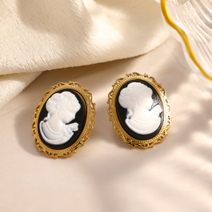 Boucles d'oreilles clous en acier inoxydable de style vintage, incrustées de résine, motifs de peinture à l'huile portant des portraits, design esthétique, 18k - Product Image 3