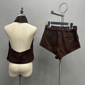 2025年カスタム2ピースセットファッションセクシーフラワーバド形クロップドベストミニパンツ冬用ヤギスエードレザートップショーツセット - Product Image 3