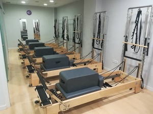 Máquina reformadora de <span class=keywords><strong>Pilates</strong></span> de madera de arce blanco con medio trapecio utilizada en <span class=keywords><strong>Pilates</strong></span> Studio Body <span class=keywords><strong>Reformer</strong></span> <span class=keywords><strong>Pilates</strong></span> con torre - Product Image 2