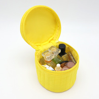 Sac cadeau matelassé en polyester grande capacité 2026 avec poignée souple et durable pour femme, fermeture éclair, design rond, étui cosmétique en gros