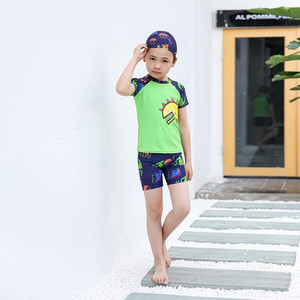 <span class=keywords><strong>Maillot</strong></span> <span class=keywords><strong>de</strong></span> <span class=keywords><strong>bain</strong></span> 3 pièces OEM bon marché pour bébés garçons manches courtes dinosaure Rashguard pantalon à carreaux manches courtes dinosaure bébé - Product Image 3