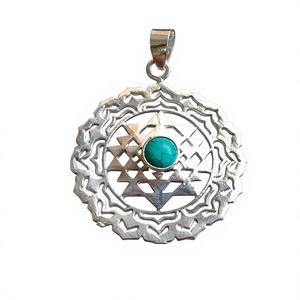 เครื่องประดับสร้อยคอเงินจี้ Shri Yantra ชาร์จพลังงานสีเขียวขุ่นที่สวยงาม - Product Image 2