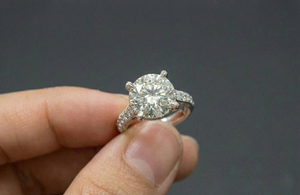 Anillo de platino con diamantes cultivados en laboratorio certificados, elegante joyería fina para mujer con un diseño moderno y elegante para compromiso y uso diario. - Product Image 6