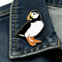 Épinglette minimaliste Puffin, design d'oiseau classique noir et blanc personnalisé, accessoire élégant, épinglette en émail souple