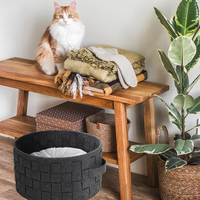 Lit pour chat en feutre noir avec coussin blanc, panier de couchage rond pour animaux de compagnie avec poignées de transport pour chats d'intérieur et petits animaux domestiques