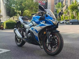 <span class=keywords><strong>Moto</strong></span> <span class=keywords><strong>sportive</strong></span> <span class=keywords><strong>Suzuki</strong></span> GSX250R d'occasion, 250 cm³, bicylindre en parallèle, refroidissement liquide et conviviale pour les débutants - Product Image 1