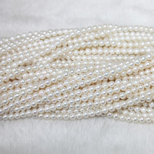 Perlas Sueltas de Agua Dulce de 4-5 mm, Forma Casi Circular con Acabado Refrescante para Collares Semiterminados - Product Image 1