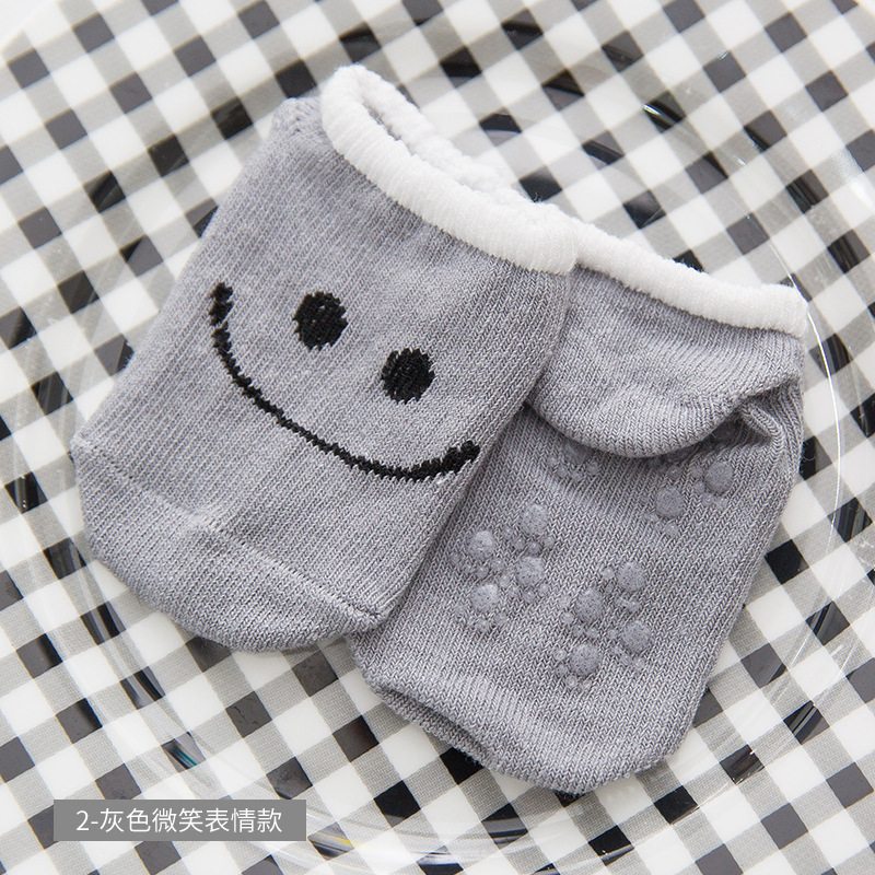 Visage souriant gris