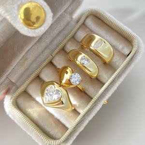 แหวนทองเหลืองแฟชั่นขายส่ง ชุบทอง 18K ประดับเพชรซิคอนรูปหัวใจสำหรับผู้หญิง - Product Image 2