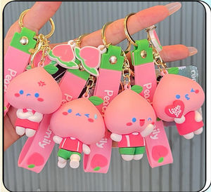 Lindo 3D Rosa melocotón familia llavero moda dibujos animados PVC cuentagotas muñeca bolsa colgante coche llavero venta al por mayor melocotón llavero - Product Image 1