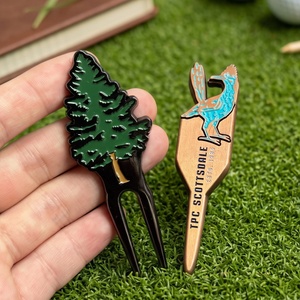 Outil de réparation de divots de <span class=keywords><strong>golf</strong></span> personnalisé en alliage de zinc, durable et écologique, avec marqueur de balle et logo en émail souple, pour personnage de dessin animé irrégulier, en blister - Product Image 3