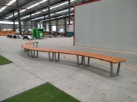 Banc d'extérieur personnalisé en forme de S, solide, écologique et durable, assise publique créative et courbée pour centre commercial, place publique, parc et loisirs