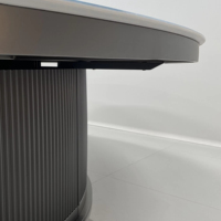 Ensemble de table et chaises de salle à manger rotatives en marbre bleu luxueux et moderne avec structure en acier inoxydable. Meubles d'appartement italiens. Meubles de maison.