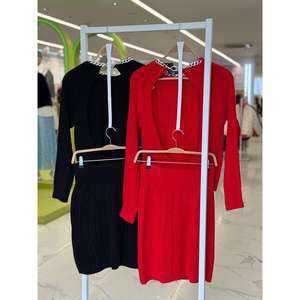 Conjunto de punto sin espalda Vinca para mujer, manga larga, informal, otoño, negro, rojo, detalle de cadena - Product Image 2