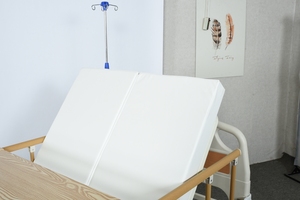 Letto di cura manuale a doppio uso vasino buco 4-manovella Design conveniente per la terapia di riabilitazione di terapia ospedaliera a domicilio - Product Image 3