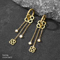 Anting-anting gantung vintage berbentuk bunga empat daun berongga dengan rumbai panjang, mewah, bergaya, dan personalisasi khusus dari baja tahan karat 304/316L berlapis emas.