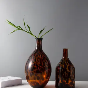 उच्च गुणवत्ता वाले फैशन रेट्रो सजावटी तेंदुआ भूरे रंग कस्टम ग्लास फूलदान मोर्डन ग्लास फूलदान फूल ग्लास फूलदान