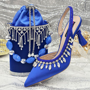 Conjunto de zapatos y bolso - Zapatos de mujer con punta en pico y pedrería, combinados con un bolso de noche estilo cubo del mismo estilo. - Product Image 1