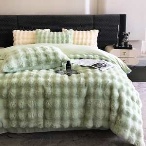 Set di Biancheria da Letto Nordico in Peluche di Coniglio Morbido e Spesso Personalizzabile in Quattro Pezzi per Tutte le Stagioni per Camera da Letto Femminile - Product Image 5