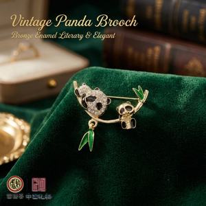 Broche vintage Panda en émail bronze rétro – Cadeau chinois pour le Nouvel An, idéale pour les tenues littéraires - Product Image 4