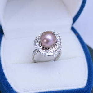 Bague ouverte réglable en perle d'eau douce ronde de 11-12 mm, violet et blanc Edison, pour femme, avec de légères imperfections et un fort éclat - Product Image 1