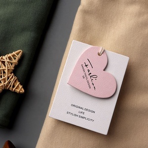 ป้ายแขวนทำจากกระดาษแข็งอุปกรณ์เสริมสำหรับเสื้อผ้าแบบครบวงจรป้ายพิมพ์เลขแบบกำหนดเองได้ - Product Image 4