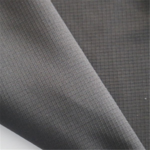 100% <span class=keywords><strong>Polyester</strong></span> <span class=keywords><strong>150D</strong></span> Ripstop <span class=keywords><strong>pongee</strong></span> lót vải 0.28*0.25 chống thuốc đồng bằng nhuộm cho sử dụng hàng may mặc - Product Image 2