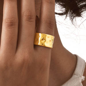 แหวนทองรูปค้อนทำจากสเตนเลสผิวเรียบแบบไม่สม่ำเสมอสำหรับผู้หญิงสไตล์ยุโรปและอเมริกัน - Product Image 3