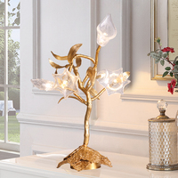 Lampe de table de luxe en laiton en forme de branche d'arbre avec abat-jour en verre soufflé à la main, lampe de chevet LED pour la décoration de la maison