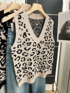 Chaleco de punto con estampado de leopardo y cuello en V para mujer, suelto, sin mangas, estilo vintage, suave, para capas informales, venta al por mayor - Product Image 1