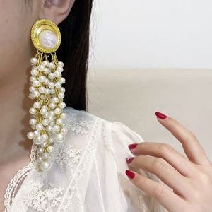 Boucles d'oreilles clous en argent vintage avec pompon perlé, style rétro, tendance féminine, niche, luxe léger, haut de gamme, vente en gros - Product Image 5