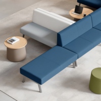 Tabouret triple robuste anti-rayures QW 110 en métal gris texturé sable avec assise en tissu personnalisé doux, idéal pour la réception de bureau