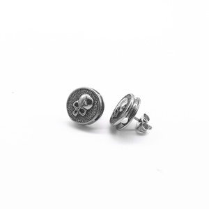 Boucles d'oreilles clous personnalisées pour hommes, acier inoxydable 316L, hypoallergéniques, crâne gravé, forme circulaire, style vintage punk gothique. - Product Image 5