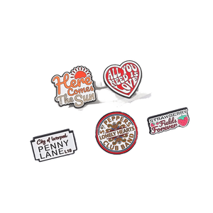 Prix d'usine en gros : Badges en métal en alliage de zinc émaillés, style groupe rock célèbre, avec lettrage personnalisé, pour promotion de marque en gros - Product Image 1
