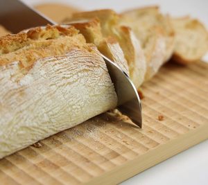 Tagliere in Legno di Bambù Sagomato per Tagliare e Raccogliere Alimenti, Modello Wave Chop & Slide - Product Image 5