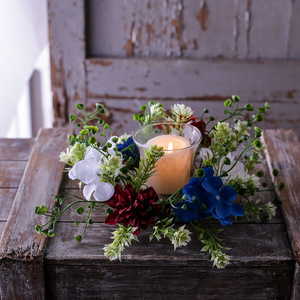 Couronne de fleurs artificielles multicolores avec des fleurs bleues, rouges et blanches, verdure florale pour la décoration de centre de table - Product Image 1
