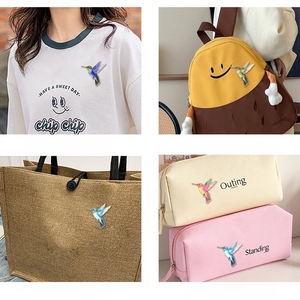 Vente en gros : Épinglette en alliage de zinc émaillé, imprimée UV, thème colibri aux couleurs vives, design de vol réaliste, accessoire décontracté, cadeau - Product Image 3
