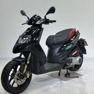 Priorité à la sécurité <span class=keywords><strong>Piaggio</strong></span> <span class=keywords><strong>Typhoon</strong></span> 150 Standard : ABS à double canal, freins à disque et cadre en acier stable pour des trajets sécurisés - Product Image 1