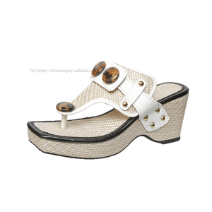 Sandales compensées à talon épais et boucle métallique, style nouveau, grande taille, pour l'été, type tongs ou mules de plage - Product Image 1